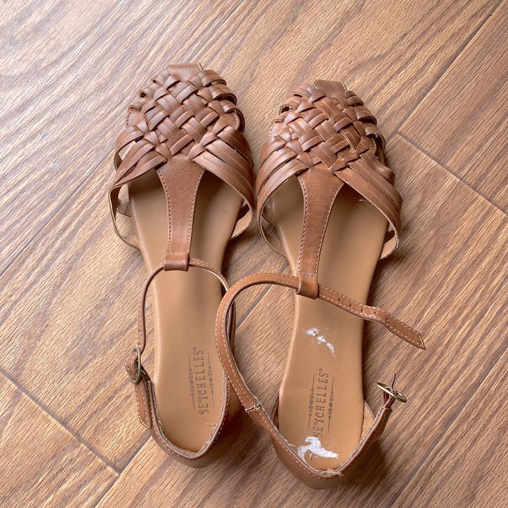 7.5 Women’s Huarache Style T-Strap Sandal